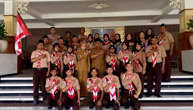 Semangat Garuda Mengudara: Pramuka Kota Kediri Siap Taklukkan Coban Talun dengan Jiwa Tangguh dan Cinta Tanah Air Semangat Garuda Mengudara: Pramuka Kota Kediri Siap Taklukkan Coban Talun dengan Jiwa Tangguh dan Cinta Tanah Air