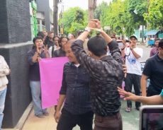 Puluhan Mahasiswa Serukan Bebaskan Saiful Amin!!! Disangka Penghasut Kerusuhan di Kediri Puluhan Mahasiswa Serukan Bebaskan Saiful Amin!!! Disangka Penghasut Kerusuhan di Kediri