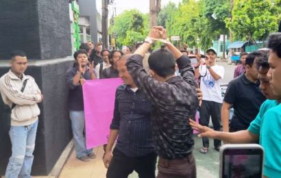 Puluhan Mahasiswa Serukan Bebaskan Saiful Amin!!! Disangka Penghasut Kerusuhan di Kediri Puluhan Mahasiswa Serukan Bebaskan Saiful Amin!!! Disangka Penghasut Kerusuhan di Kediri