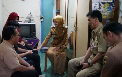 Panggilan Hati Ibunda Guru Kota Kediri Vinanda Prameswati Kunjungi Siswa di Kampung Dalem: “Tak Boleh Ada Anak yang Putus Sekolah” Panggilan Hati Ibunda Guru Kota Kediri Vinanda Prameswati Kunjungi Siswa di Kampung Dalem: “Tak Boleh Ada Anak yang Putus Sekolah”