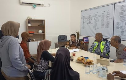 Warga Desa Tiron Geruduk Kantor PT Hastari Jaya Sentosa, Tuntut Janji Kompensasi yang Mangkrak Lima Bulan Warga Desa Tiron Geruduk Kantor PT Hastari Jaya Sentosa, Tuntut Janji Kompensasi yang Mangkrak Lima Bulan