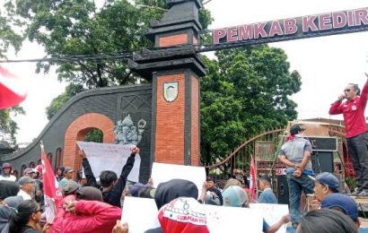 Proyek Jalan Tol ‘Caplok’ Tanah Kas Desa Tiron, Ratusan Warga Gruduk Gedung Dewan