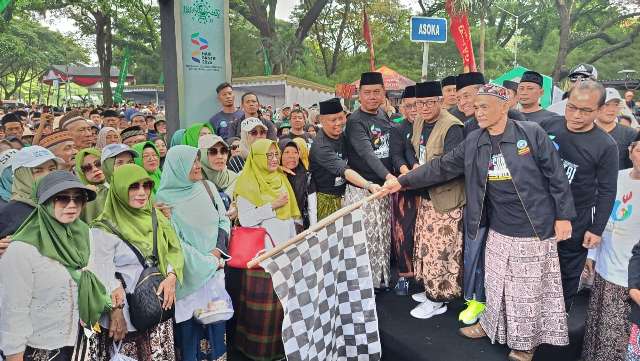 Langkah Ribuan Santri Iramakan Persatuan, Meriahkan Jalan Sehat Sarungan