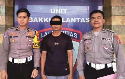 Truk Oleng Tabrak Motor Tewas di TKP dan Robohkan Gapura, Sopir Truk Resmi Jadi Tersangka Kecelakaan Maut di Kediri Truk Oleng Tabrak Motor Tewas di TKP dan Robohkan Gapura, Sopir Truk Resmi Jadi Tersangka Kecelakaan Maut di Kediri