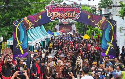 Dentuman Pecut Samandiman Menggema di Langit Kediri Tandai Pembukaan Festival Kampung Pecut