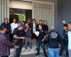 Solidaritas Sopir Truk di Kediri Menggema: Aksi Demo YALPK Soroti Penarikan Unit oleh PT. Dipo Star Finance Dituding Kontroversial Solidaritas Sopir Truk di Kediri Menggema: Aksi Demo YALPK Soroti Penarikan Unit oleh PT. Dipo Star Finance Dituding Kontroversial