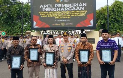 Aksi Heroik Anggota dan Kepedulian Warga, Kapolres Kediri Kota Anugerahkan Penghargaan bagi Para Penjaga Keamanan
