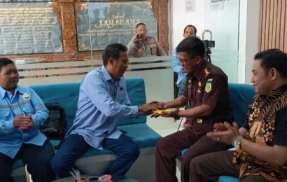 LSM Saroja Soroti Proyek Miliaran di Kota Kediri, Beri Pesan Simbolik Rokok dan Tolak Angin ke Korps Adhyaksa LSM Saroja Soroti Proyek Miliaran di Kota Kediri, Beri Pesan Simbolik Rokok dan Tolak Angin ke Korps Adhyaksa
