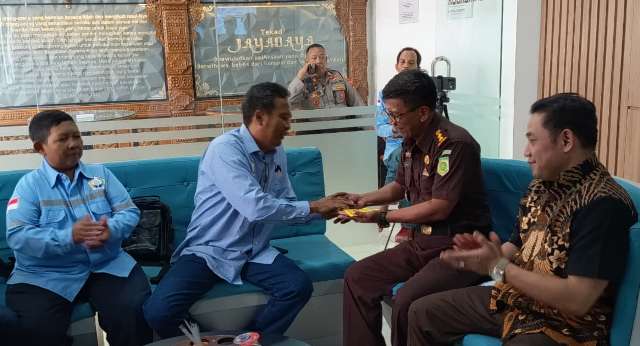 LSM Saroja Soroti Proyek Miliaran di Kota Kediri, Beri Pesan Simbolik Rokok dan Tolak Angin ke Korps Adhyaksa LSM Saroja Soroti Proyek Miliaran di Kota Kediri, Beri Pesan Simbolik Rokok dan Tolak Angin ke Korps Adhyaksa