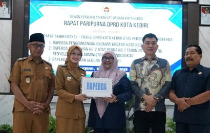 Tiga Raperda Disahkan! Kota Kediri Mantapkan Ekonomi Kreatif, Adminduk Digital, dan Regulasi Bangunan Tiga Raperda Disahkan! Kota Kediri Mantapkan Ekonomi Kreatif, Adminduk Digital, dan Regulasi Bangunan