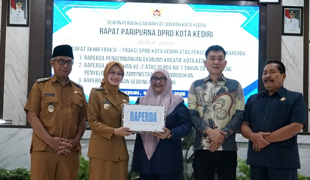 Tiga Raperda Disahkan! Kota Kediri Mantapkan Ekonomi Kreatif, Adminduk Digital, dan Regulasi Bangunan Tiga Raperda Disahkan! Kota Kediri Mantapkan Ekonomi Kreatif, Adminduk Digital, dan Regulasi Bangunan