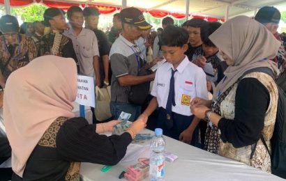 Menguatkan Kota Layak Anak, Kediri Salurkan Bantuan bagi 1.241 Anak Yatim Menguatkan Kota Layak Anak, Kediri Salurkan Bantuan bagi 1.241 Anak Yatim