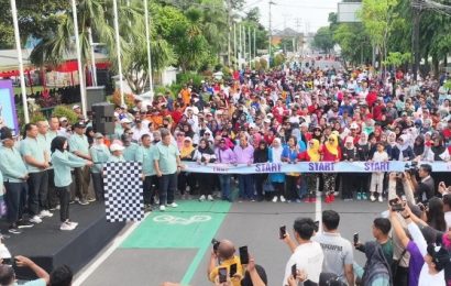 Wali Kota Kediri Jalan Sehat Bersama LKK Sekaligus Launching Mobil Pelayanan Masyarakat Wali Kota Kediri Jalan Sehat Bersama LKK Sekaligus Launching Mobil Pelayanan Masyarakat