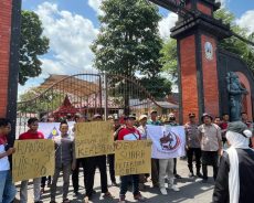 Aksi Damai Peternak di Kediri: Saat Suara Rakyat Bergema, Negara Tak Kunjung Hadir Aksi Damai Peternak di Kediri: Saat Suara Rakyat Bergema, Negara Tak Kunjung Hadir