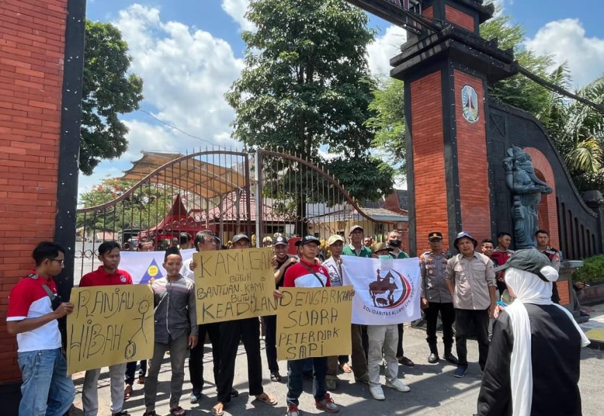 Aksi Damai Peternak di Kediri: Saat Suara Rakyat Bergema, Negara Tak Kunjung Hadir Aksi Damai Peternak di Kediri: Saat Suara Rakyat Bergema, Negara Tak Kunjung Hadir