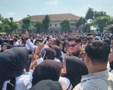 Mas Dhito Serahkan SK PPPK Paruh Waktu, Ribuan Honorer Kediri Tersenyum Haru Mas Dhito Serahkan SK PPPK Paruh Waktu, Ribuan Honorer Kediri Tersenyum Haru