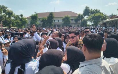 Mas Dhito Serahkan SK PPPK Paruh Waktu, Ribuan Honorer Kediri Tersenyum Haru