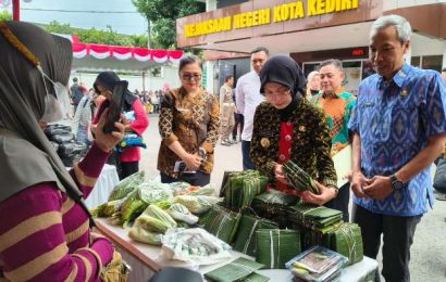 Belanja Bijak Jelang Akhir Tahun, Pesan Kejari Kediri Disela Operasi Pasar Murah Belanja Bijak Jelang Akhir Tahun, Pesan Kejari Kediri Disela Operasi Pasar Murah