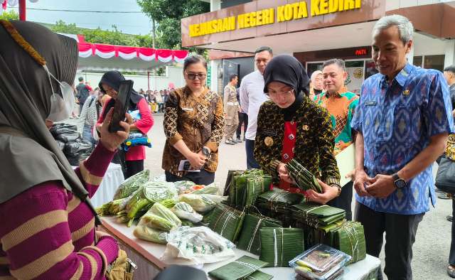 Belanja Bijak Jelang Akhir Tahun, Pesan Kejari Kediri Disela Operasi Pasar Murah Belanja Bijak Jelang Akhir Tahun, Pesan Kejari Kediri Disela Operasi Pasar Murah