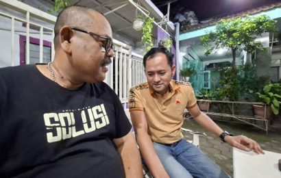 Hubungan Pemkot–DPRD Kota Kediri Dikabarkan Memanas, Ricky Dio Anggota Fraksi PAN Datangi Ketua LPMK Kaliombo untuk Minta Maaf kepada Warga Hubungan Pemkot–DPRD Kota Kediri Dikabarkan Memanas, Ricky Dio Anggota Fraksi PAN Datangi Ketua LPMK Kaliombo untuk Minta Maaf kepada Warga