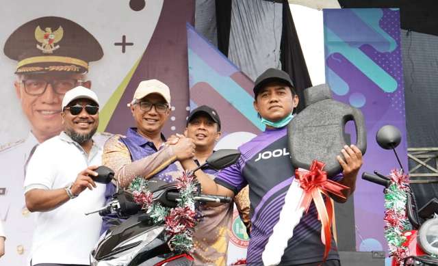 Ribuan ASN dan Guru Kediri Meriahkan Jalan Sehat Peringati HUT KORPRI dan Hari Guru Nasional