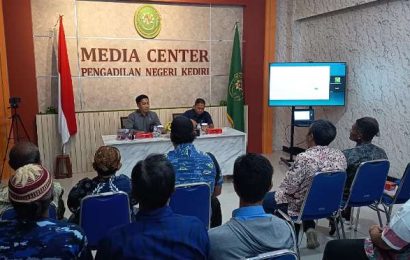 Merasakan Derita Hidup di Bawah Gunung Sampah, Warga Pojok Gugat Pemkot Kediri Merasakan Derita Hidup di Bawah Gunung Sampah, Warga Pojok Gugat Pemkot Kediri