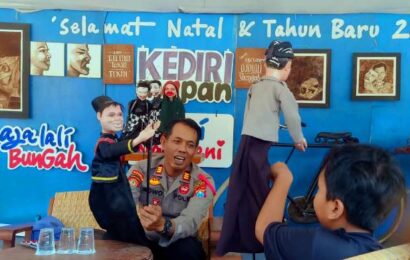 Unik dan Edukatif, Posyan Nataru Kediri Suguhkan Wayang Golek untuk Pengunjung