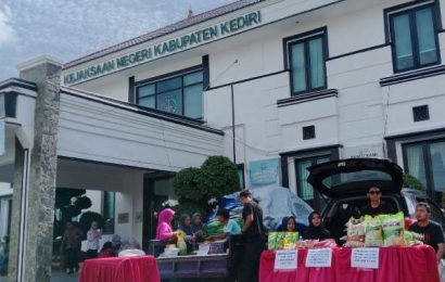 Jaksa Peduli Pangan: dari Beras hingga Bawang Merah, Kejari Kabupaten Kediri Ringankan Beban Warga Jaksa Peduli Pangan: dari Beras hingga Bawang Merah, Kejari Kabupaten Kediri Ringankan Beban Warga