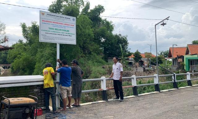 Menjaga Kualitas Air Sungai di Kota Kediri, DLHKP Pasang Papan Imbauan di 8 Lokasi Kritis