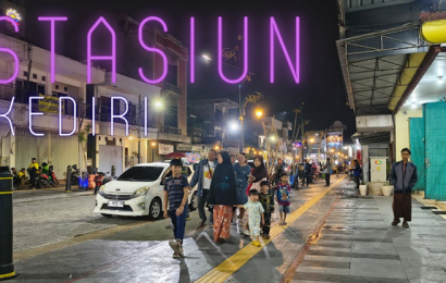 Malam Mingguan di Jalan Stasiun Kediri, Lebih Rapi namun Parkir Masih Jadi PR