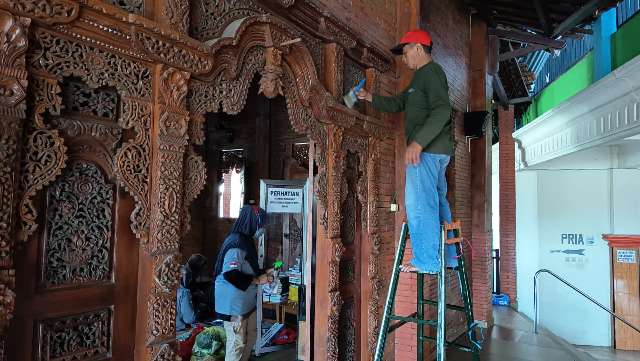 Tak Pernah Padam Tebar Kebaikan, Gerakkan Resik-Resik di Masjid Al Barokah Lirboyo