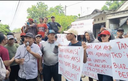 Riuh Ratusan Warga Desa Tiron Persoalkan Tukar Guling Tanah Kas