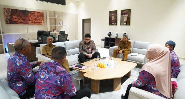 Mas Dhito Tegaskan Pelayanan Warga Prioritas, Regulasi Jam Kerja Perangkat Desa di Kabupaten Kediri Akan Dikaji