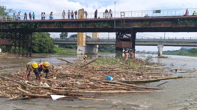 Cegah Kerusakan Cagar Budaya, Pilar Jembatan Lama di Sungai Brantas Dibersihkan dari Sampah