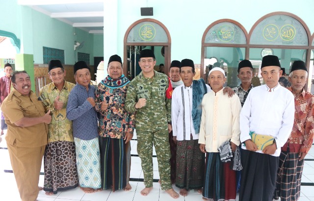 Tak Hanya Bangun Desa, Dansatgas TMMD 127 Sentuh Hati Warga Gadungan Melalui Khutbah Salat Jumat