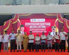 200 Becak Listrik Bantuan Uang Pribadi Presiden Prabowo Diserahkan ke Pengayuh di Kediri 200 Becak Listrik Bantuan Uang Pribadi Presiden Prabowo Diserahkan ke Pengayuh di Kediri