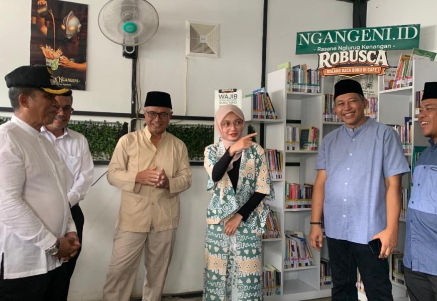 Dari Cangkir Kopi ke Lembar Buku: Cara Baru Anak Muda Kediri Menikmati Literasi