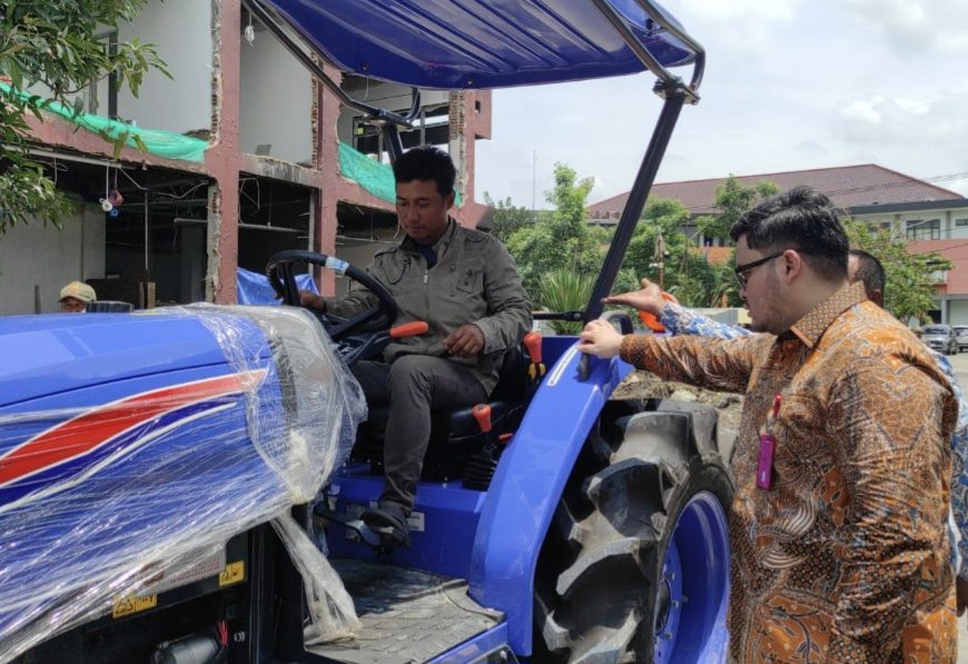Mas Dhito Dorong Petani Muda, Ratusan Kelompok Tani Kediri Terima Bantuan Alsintan