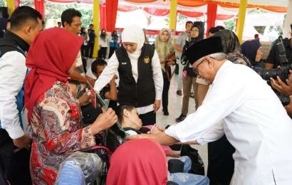 Gus Qowim Dampingi Gubernur Jatim Salurkan Bansos Rp15 Miliar untuk Warga Kediri Gus Qowim Dampingi Gubernur Jatim Salurkan Bansos Rp15 Miliar untuk Warga Kediri