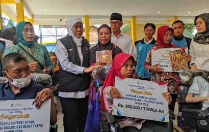 Bansos Rp15 Miliar untuk Kediri, Khofifah: Negara Hadir Jaga Martabat Warga Rentan Bansos Rp15 Miliar untuk Kediri, Khofifah: Negara Hadir Jaga Martabat Warga Rentan