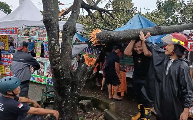 Respon Cepat Tim Gabungan Atasi Banjir dan Pohon Tumbang di Pare
