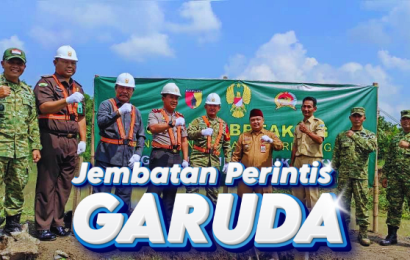 Dari Jembatan Bambu ke Harapan Baru: Prajurit TNI Kembalikan Denyut Nadi Kehidupan Warga Puhjajar Papar