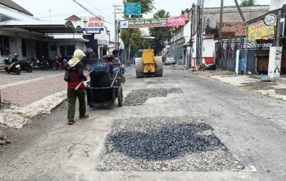 Jelang Mudik Lebaran, Mas Dhito Instruksikan Percepat Perbaikan Jalan Rusak di Kabupaten Kediri Jelang Mudik Lebaran, Mas Dhito Instruksikan Percepat Perbaikan Jalan Rusak di Kabupaten Kediri