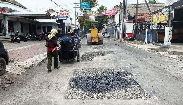 Jelang Mudik Lebaran, Mas Dhito Instruksikan Percepat Perbaikan Jalan Rusak di Kabupaten Kediri Jelang Mudik Lebaran, Mas Dhito Instruksikan Percepat Perbaikan Jalan Rusak di Kabupaten Kediri