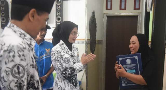 Datangi Rumah Warga di Semampir, Mbak Wali Bantu Selesaikan Ijazah yang Tertahan