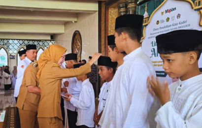 Membangun Generasi Qur’ani, Ratusan Siswa SMPN 2 Kediri Khusyuk Menulis Mushaf Al-Qur’an