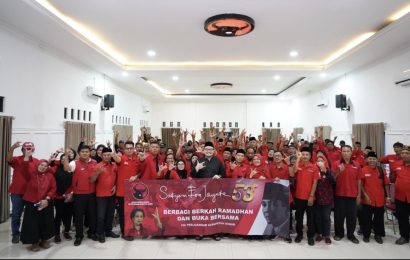 Berbagi Takjil di Ramadan, Mas Dhito Ingatkan Kader PDIP Kediri Siap Hadapi Pemilu 2029