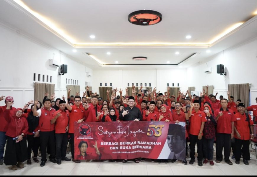 Berbagi Takjil di Ramadan, Mas Dhito Ingatkan Kader PDIP Kediri Siap Hadapi Pemilu 2029