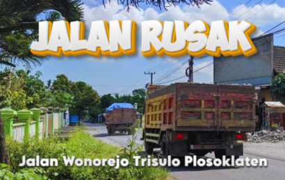 Dilewati Ratusan Truk Pasir, Jalan di Kediri Rusak Parah Ancam Keselamatan Warga
