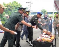 Ribuan Rokok Ilegal dan Miras Dimusnahkan di Momen HUT Satpol PP